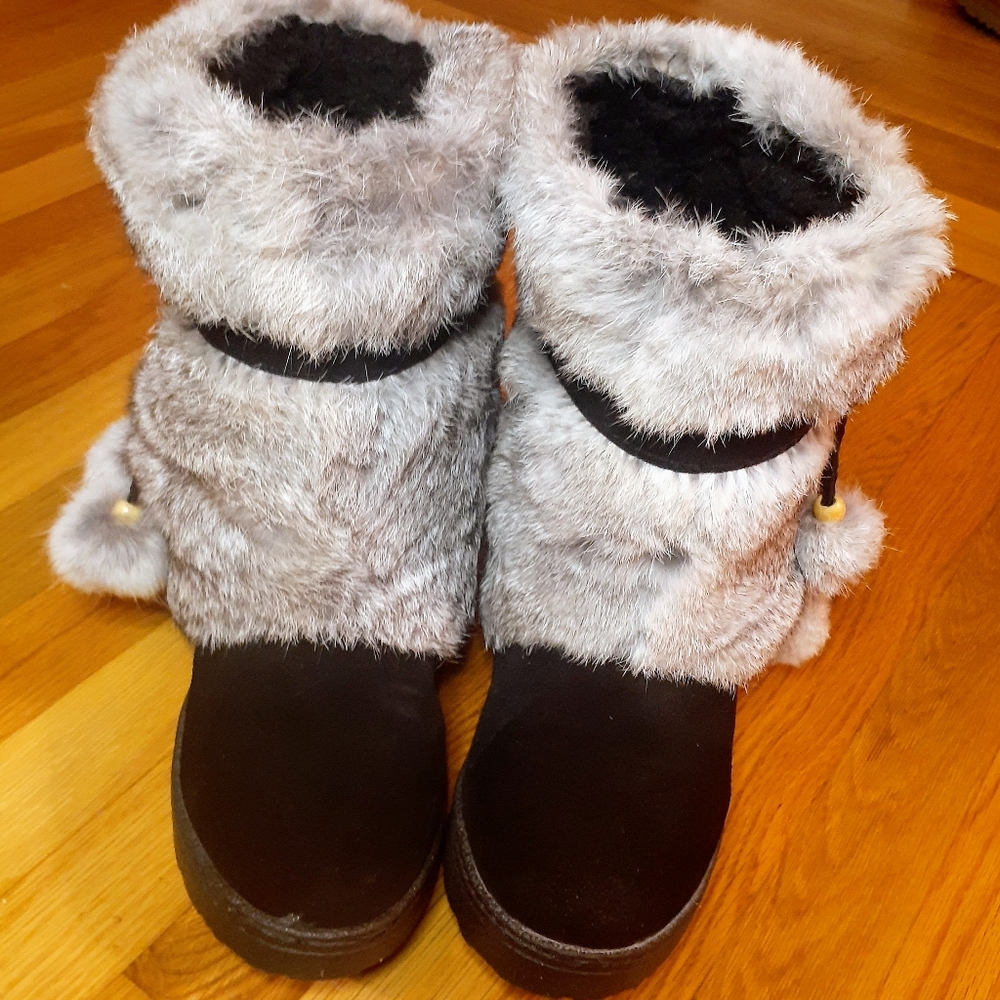 BEARPAW Tama Boots Black Size 10 HOWEVER they’re labeled size 11, but run small!